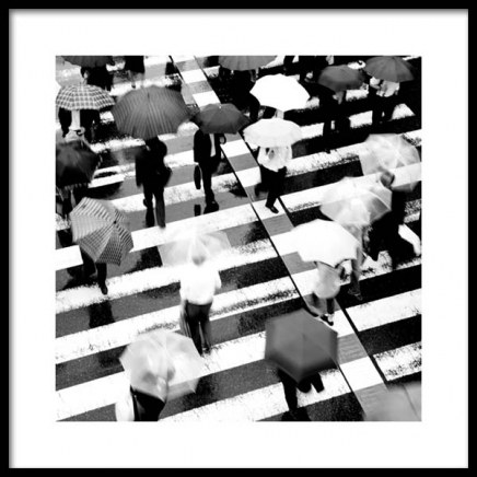 Umbrellas on Crosswalk Plakat w grupie Plakaty / Czarno-białe w Desenio AB (11678)