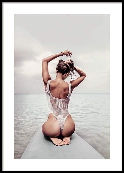 Woman on Surfboard Plakat w grupie Plakaty / Fotografia w Desenio AB (12643)