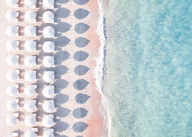 – Plakat przedstawiający plażę z leżakami i parasolami