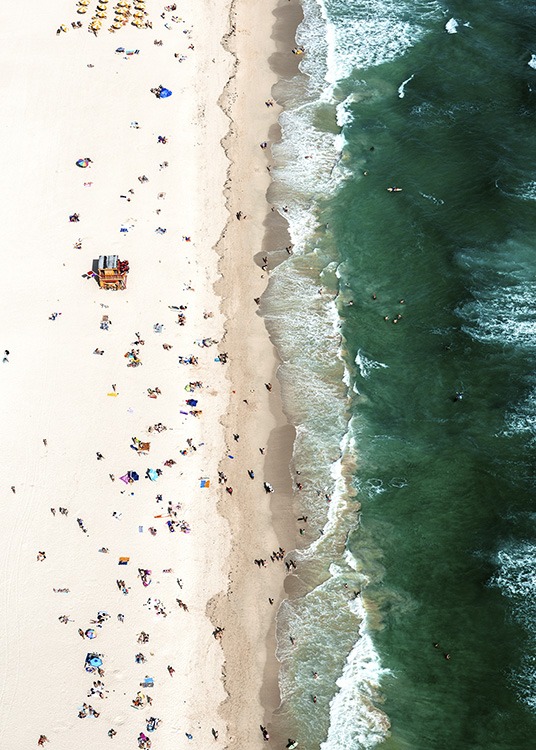 Crowded Beach Aerial Plakat / Natura i krajobrazy w Desenio AB (10681)