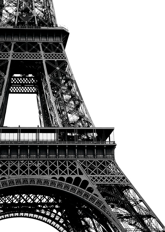  – Czarno-białe zdjęcie przedstawiające z bliska wieżę Eiffla w Paryżu