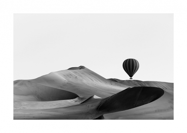 Hot Air Balloon Over Dunes Plakat / Natura i krajobrazy w Desenio AB (11488)