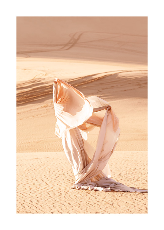  – Fotografia na łonie natury, z kobietą ubrana w zwiewną, jasną sukienkę na pustyni