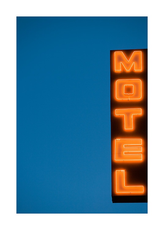  - Zdjecie swiecacego na pomaranczowo neonu z tekstem „Motel” na ciemnoniebieskim tle