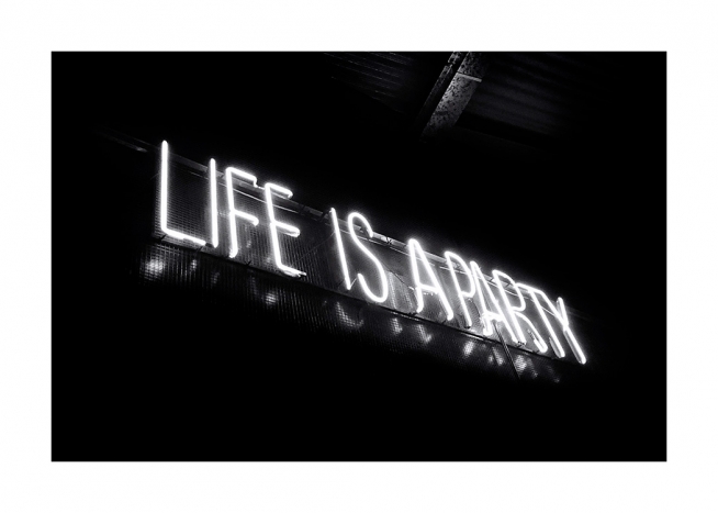  - Czarno-biale zdjecie neonu z napisem „Life is a party”