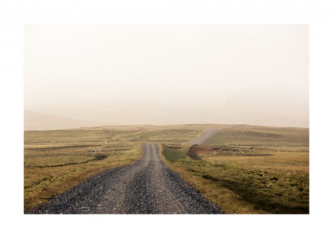  - Zdjecie islandzkiego krajobrazu ze zwirowa droga i zielonymi lakami