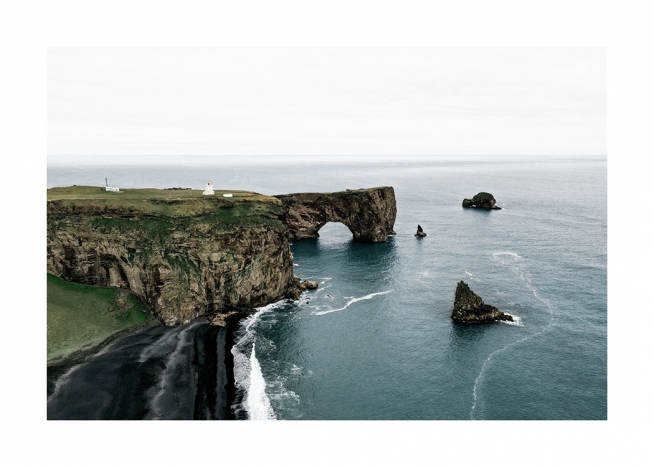  - Zdjecie morza i klifów na Pólwyspie Dyrholaey widzianym z lotu ptaka na Islandii
