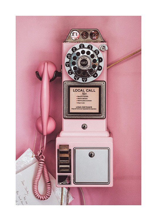 - Zdjęcie różowego telefonu na monety w stylu retro, na różowym tle