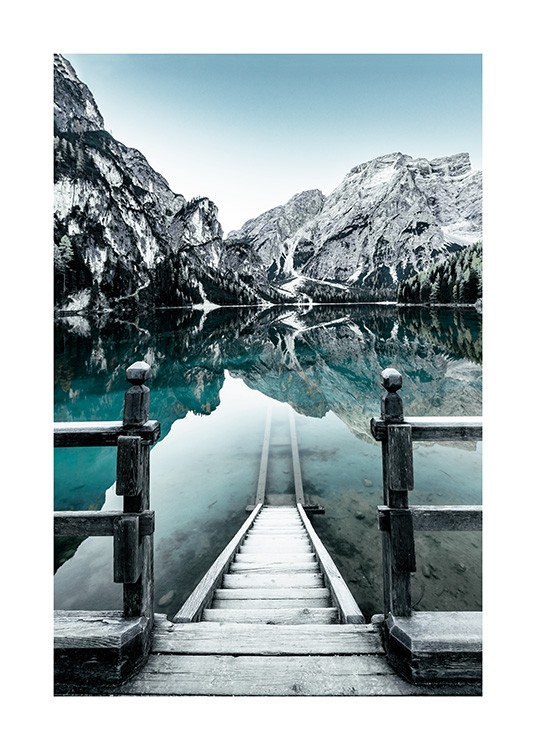  - Zdjęcie przyrody z ośnieżonymi górami nad jeziorem w Braies we Włoszech, ze schodami prowadzącymi do jeziora