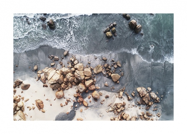  – Zdjęcie z lotu ptaka z brzegiem morza, skałami i głazami na plaży