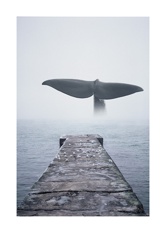  - Fotografia przedstawiająca molo prowadzące do oceanu i płetwę ogonową wieloryba