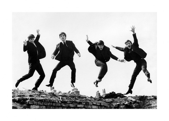  – Czarno-białe zdjęcie podskakujących Beatlesów