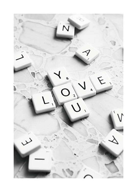  – Fotografia literek ze Scrabble’a na lastrykowym tle, układających się w napis „Love You”