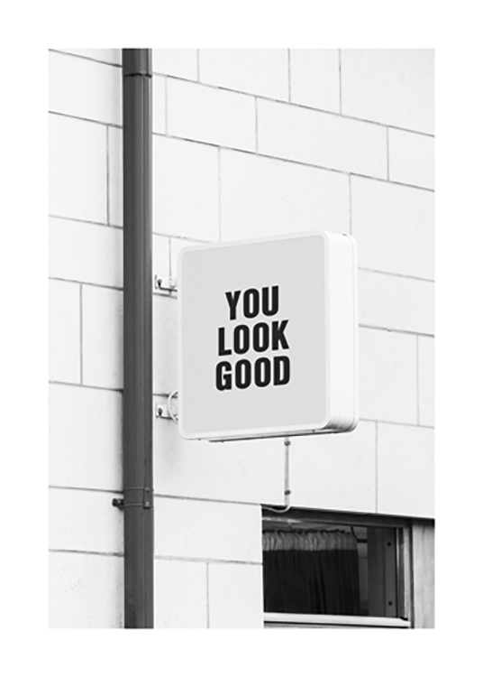  – Czarno-biała fotografia sklepowego szyldu z napisem „You look good”