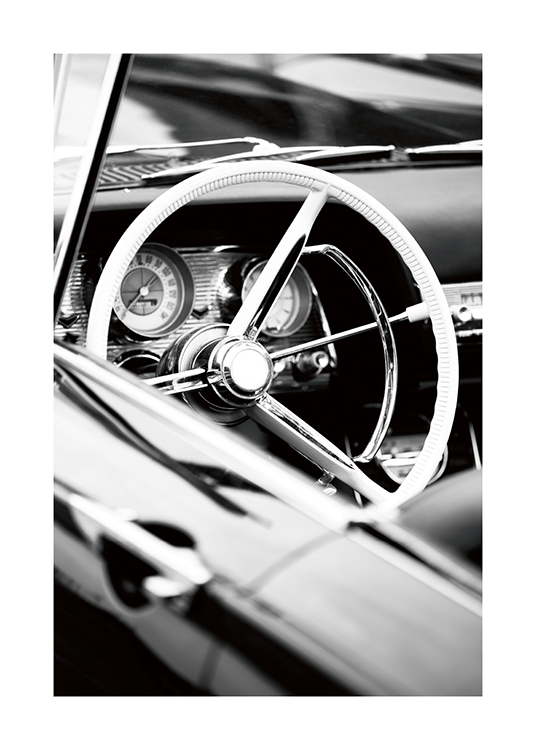  – Czarno-białe zdjęcie kierownicy i deski rozdzielczej kabrioletu w stylu retro