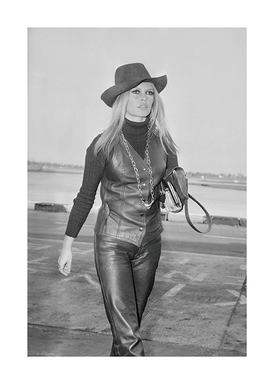 – Czarno-białe zdjęcie aktorki Brigitte Bardot ubranej w skórzany strój i kapelusz