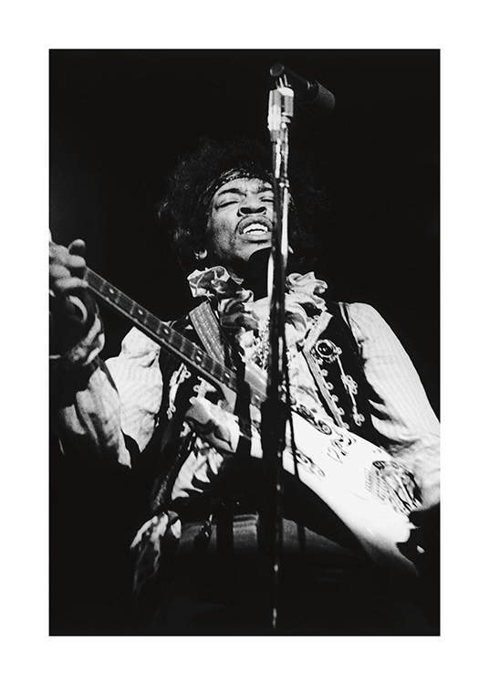  – Czarno-białe zdjęcie muzyka Jimiego Hendrixa grającego na gitarze