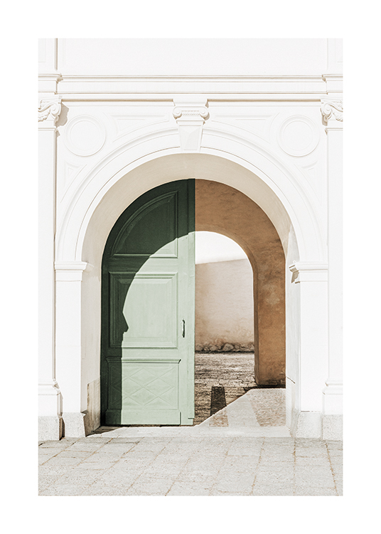  – Zdjęcie zielonych, łukowych drzwi w białym budynku ze stiukami