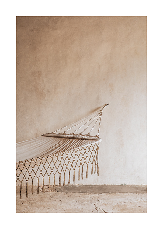  – Zdjęcie hamaka wiszącego na rustykalnej ścianie