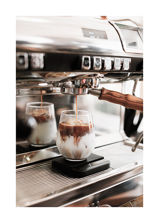  – Zdjęcie szklanki z kawą mrożoną i ekspresem do kawy