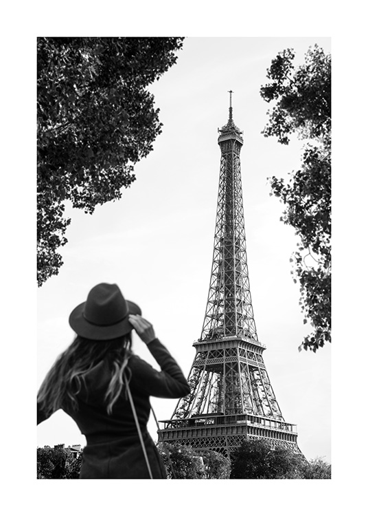 – Zdjęcie kobiety na tle wieży Eiffla