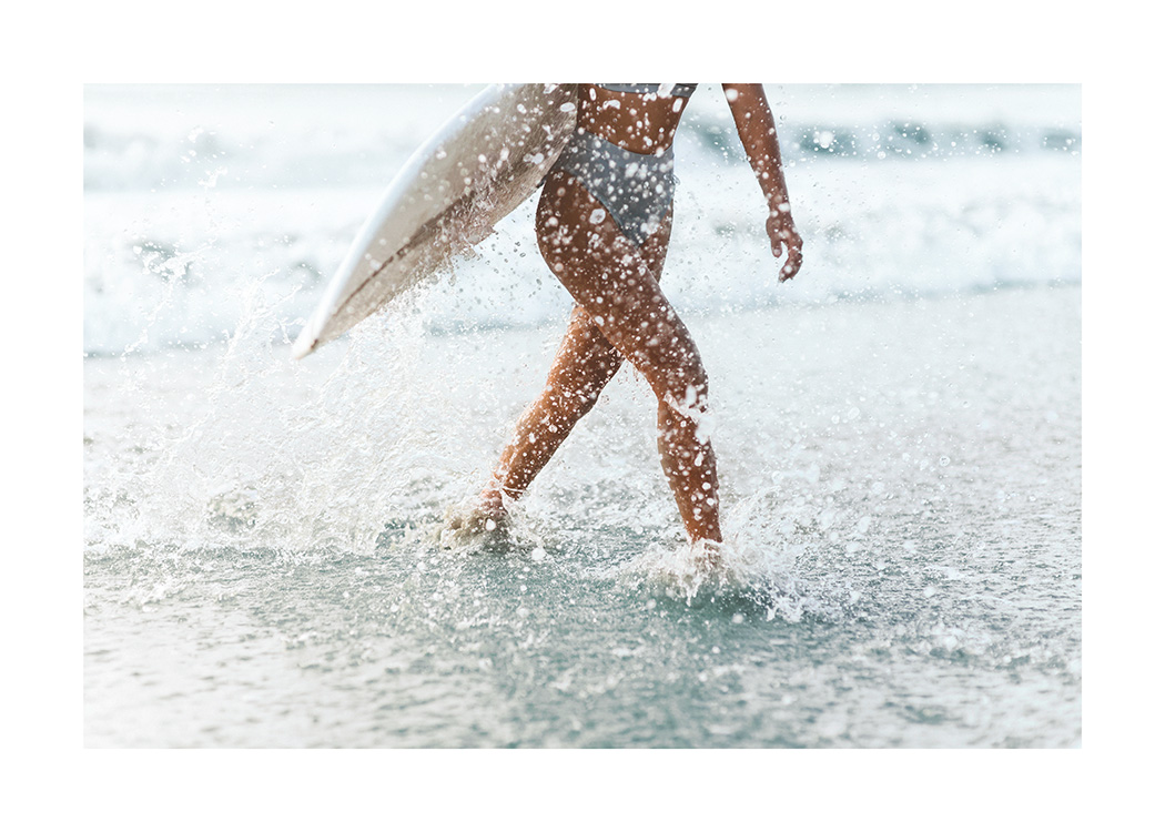 – Plakat przedstawiający surferkę wychodzącą z wody