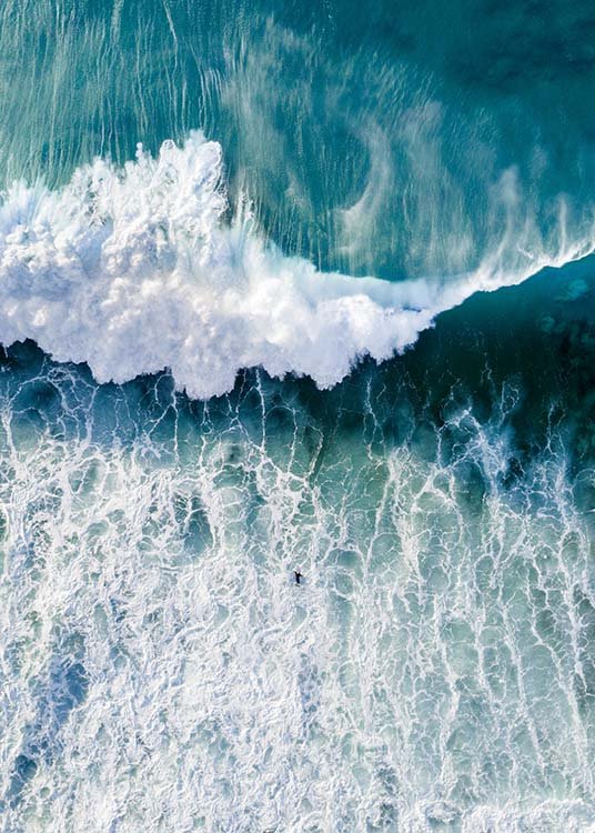  – Zdjęcie z lotu ptaka z oceanem z dużą falą zbliżającą się do surfera