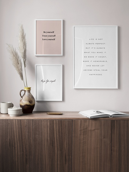 Plakaty z napisami. Trzy grafiki z cytatami i napisami, galeria ścienna.